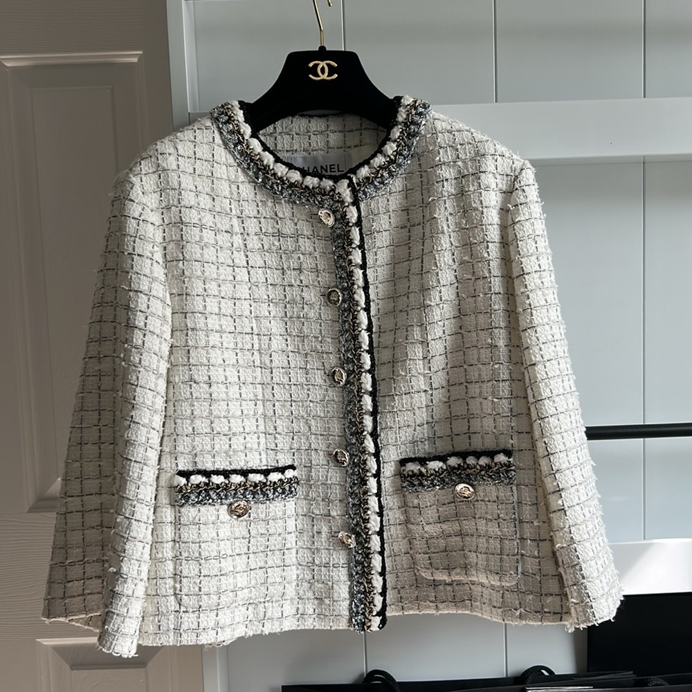 Chanel tweed jacket. 38. Fits XS. - Picture 3 of 13